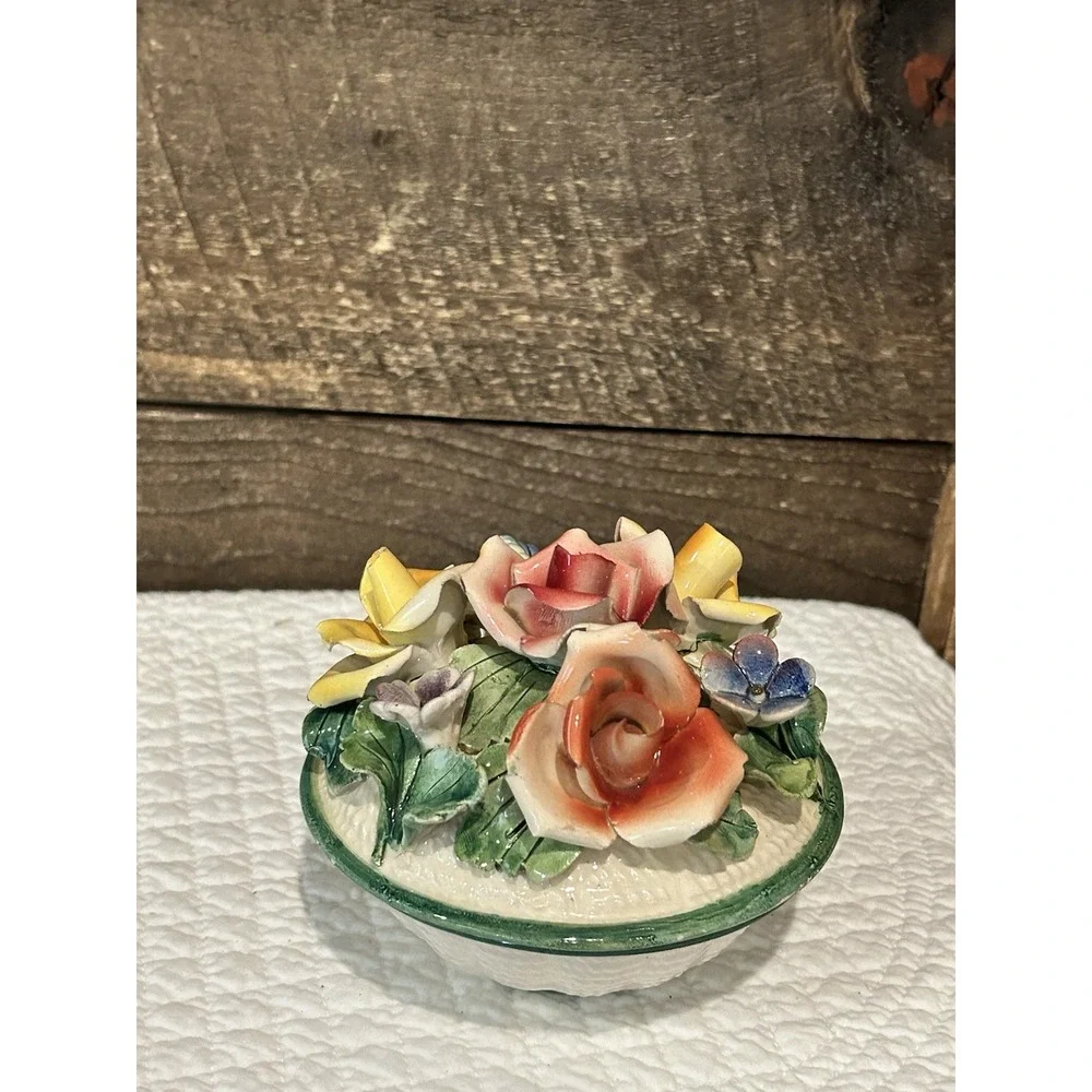 VTG Round Trinket Jewelry Box Ceramic Porcelain‎ Raised 3D Flowers 5x4.5
